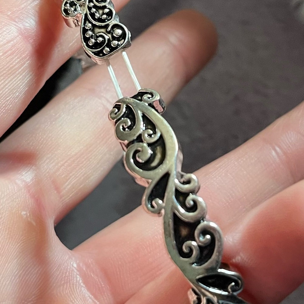 Silver elastic stretch bracelet. - Picture 2 of 3
